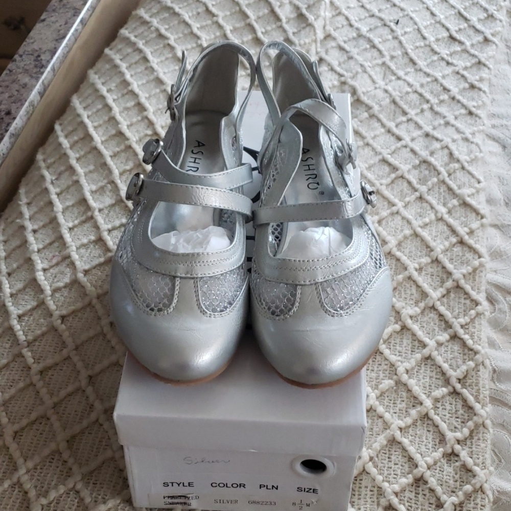 Shoes - Picture 2 of 4